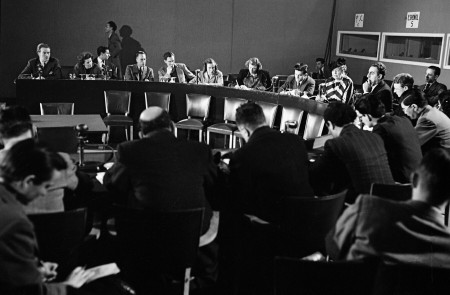 <p>Eleanor Roosevelt, presidenta de la Comisión de Derechos Humanos, en una conferencia de prensa tras la finalización de la Declaración de Derechos Humanos. / <strong>United Nations Photo</strong></p>