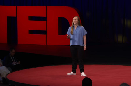 <p>Hannah Ritchie, durante su charla TED. / <strong>YouTube (TED)</strong></p>