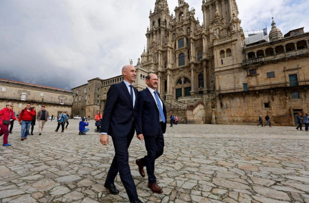 <p>Rubiales y Louzán, en la praza do Obradoiro (Santiago de Compostela). / <strong>Real Federación Gallega de Fútbol</strong></p>