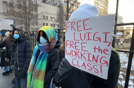 <p>Manifestantes piden libertad para Luigi Mangione a las puertas del juzgado de Nueva York en el que declaraba el acusado. / <strong>YouTube (Philstar News)</strong></p>