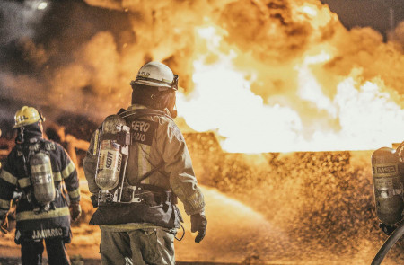 <p>Bomberos de Guayaquil (Ecuador) intentan apagar un incendio forestal. / <strong>Milton Moreira</strong></p>