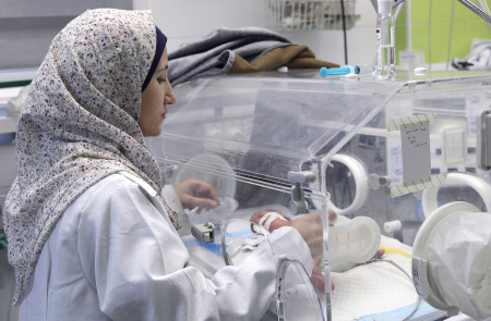 <p>Una enfermera revisa a uno de los bebés prematuros ingresados en UCI neonatal del Hospital Nasser, en Jan Yunis, Gaza. / <strong>Nour Alsaqqa</strong></p>