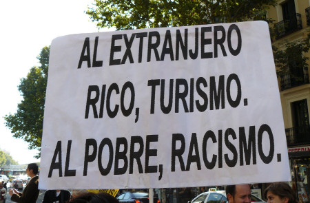 <p>Pancarta contra el racismo en una manifestación que tuvo lugar en Madrid en 2009. / <strong>Albar Arraitz de San Martiño</strong></p>