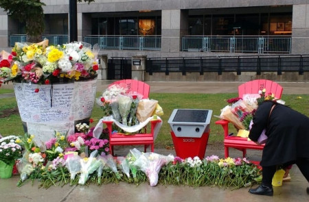 <p>Memorial por las víctimas del atentado incel de Toronto en 2018. / <strong>Oaktree b (Wikimedia Commons)</strong></p>