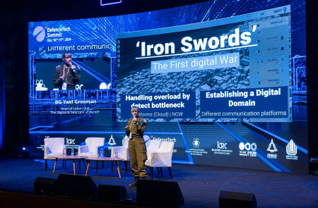 <p>Yael Grosman, teniente coronel del ejercito de Israel, durante su charla en el DTS. / <strong>Defense Tech Summit</strong></p>