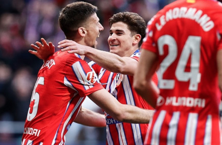 <p>Lenglet y Julián celebran un gol ante Osasuna. / <strong>C.A.M.</strong></p>