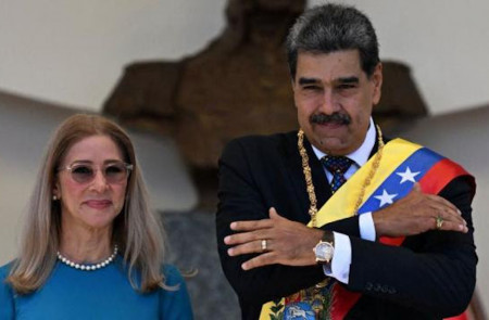 <p>Nicolás Maduro y su esposa, Cilia Flores, durante la toma de posesión.</p>