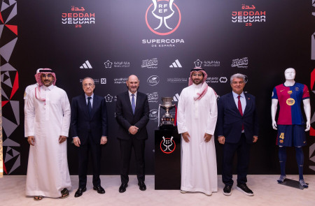 <p>Florentino Pérez, Rafael Louzán y Joan Laporta, junto a dos autoridades saudíes. / <strong>RFEF</strong></p>