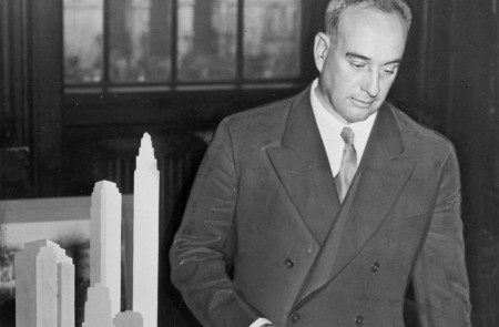 <p>Robert Moses junto a una maqueta del Brooklyn Battery Bridge. / <strong>C.M. Stieglitz</strong></p>