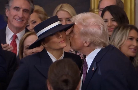 <p>Donald Trump intenta darle un beso a su esposa Melania en su toma de posesión. / <strong>Youtube</strong></p>