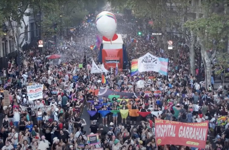 <p>Cientos de ciudadanos se manifiestan en la Marcha Federal del Orgullo Gay de Buenos Aires, el sábado 1 de febrero. / <strong>Clarín</strong></p>