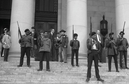 <p>Manifestación armada del Partido Pantera Negra en el Estado de California, en mayo de 1967. /<strong>Archivos del Estado de Washington</strong></p>