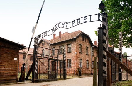 <p>Puerta de entrada al campo de concentración de Auschwitz, en Polonia. / <strong>Xiquinhosilva</strong></p>