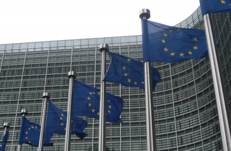 <p>Banderas de la Unión Europea en el edificio Berlaymont, sede de la Comisión. / <strong>Sébastien Bertrand (CC BY 2.0)</strong></p>