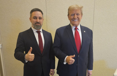 <p>Santiago Abascal posa junto a Donald Trump durante un encuentro entre políticos conservadores en febrero de 2024. / <strong>V.E.</strong></p>