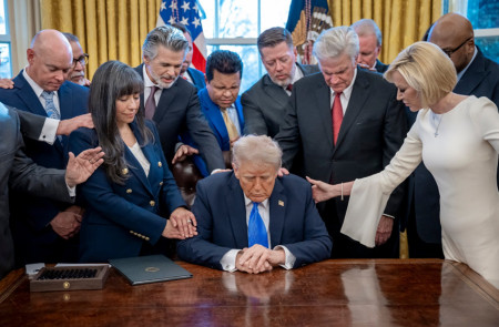 <p>El presidente Trump rodeado por su equipo en una imagen difundida el 7 de febrero por la Casa Blanca. / <strong>Facebook The White House</strong></p>