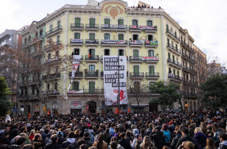 <p>Concentración ciudadana para defender la Casa Orsola, en Barcelona, el 31 de enero de 2025. / <strong>Sindicat de Llogateres</strong></p>