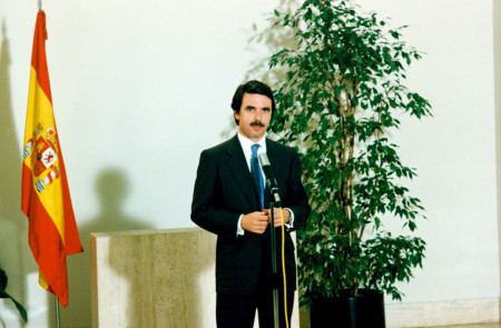 <p>Primera rueda de prensa de José María Aznar como presidente del Gobierno en 1996. / <strong>Pool Moncloa. José María Cuadrado</strong></p>