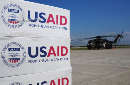 <p>Paquetes de suministros preparados para enviar a Haití (2010). / <strong>USAID</strong></p>