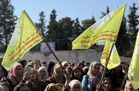 <p>Mujeres con banderas de las SDF en el décimo aniversario de la batalla de Kobane. / <strong>B.C.A y J.A.A. </strong></p>