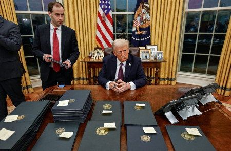 <p>Trump, antes de la firma de decenas de decretos en el Despacho Oval, el pasado 21 de enero. / <strong>Daniel Torok (The White House)</strong></p>