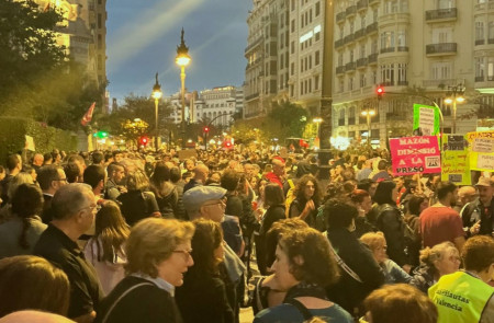 <p>Manifestación en Valencia pidiendo la dimisión de Mazón. / <strong>F. M. </strong></p>