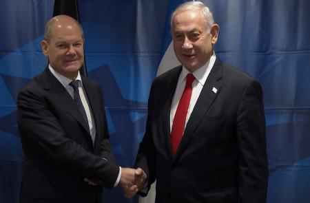 <p>El canciller alemán Scholz saluda al primer ministro israelí Netanyahu durante un encuentro el pasado 19 de septiembre. / <strong>IsraeliPM</strong></p>