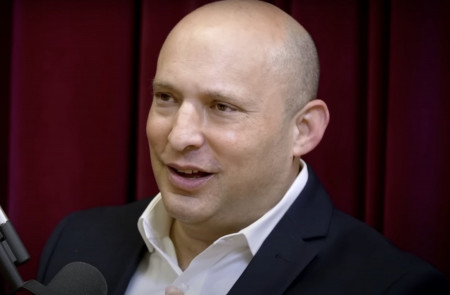 <p>Naftali Bennett, en la entrevista en su canal de YouTube del pasado 4 de febrero. / <strong>@naftalibennettIL</strong></p>