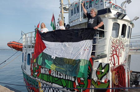 <p>El 'Handala' zarpando del puerto de Santander, a bordo representantes de Rumbo a Gaza: Pilar Barrado, Ángeles Cabria y Sergio Tamayo. / <strong>Rumbo a Gaza</strong></p>