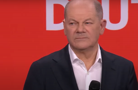 <p>El canciller Olaf Scholz comparece ante los medios inmediatamente después de conocerse el resultado de las elecciones el pasado 23 de febrero. / <strong>CNN-News18</strong></p>