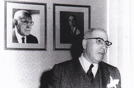 <p>Ramón Areces posa ante un retrato de su tío, César Rodríguez, a finales de los años sesenta, con su característico pañuelo de cuatro picos en el bolsillo. </p>