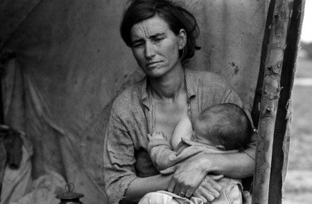 <p>Florence Owens amamanta a su hija Norma en Nipomo, California. Serie <em>Madre migrante, </em>1936<em>.</em></p>