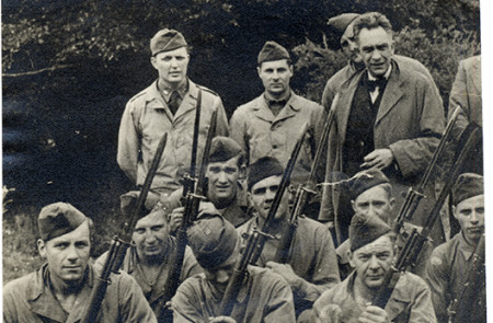 Manuel Chaves Nogales, empotrado entre soldados en el Reino Unido durante la Segunda Guerra Mundial 
