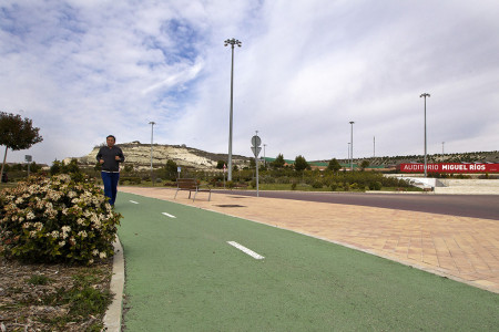 Un carril bici rodea toda la ciudad, como este tramo a la altura del recién inaugurado parque Charlie Hebdo, junto al auditorio Miguel Rios. (photo: Manolo Finish)