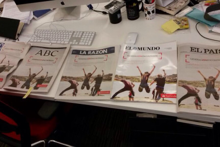 Portadas de los diarios nacionales con publicidad del Banco Santander, el 28 de enero. (photo: Pablo Machuca)