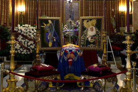 Capilla ardiente de Cayetana Fitz-James Stuart, duquesa de Alba, una de las mujeres más ricas de España y con más títulos nobiliarios del mundo.  (photo: CRISTINA QUICLER)