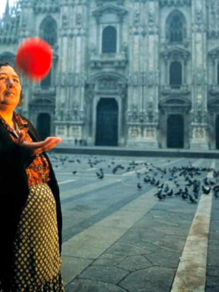 <p>Fotograma de <em>El tiempo de los gitanos</em> (1988), rodada frente a la Catedral de Milán. /<strong> Emir Kusturica</strong></p>