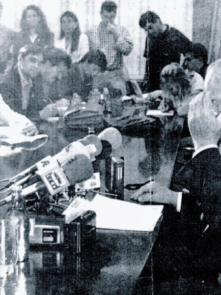 <p>Imagen de archivo del autor (primer por la izquierda) en una rueda de prensa de Manuel Fraga.</p>