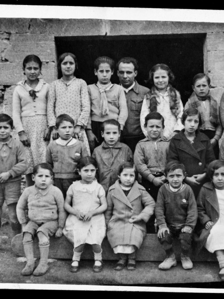 <p>El maestro Antoni Benaiges y sus alumnos en Bañuelos de Bureba (Burgos) en 1936. / <strong>Foto cedida por Sergi Bernal</strong></p>