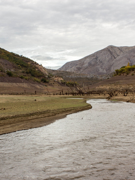 <p>El embalse de Barrios de Luna (León) durante la sequía de 2017. / <strong>Pablo Tejedor Garcia (Wikimedia Commons)</strong></p>