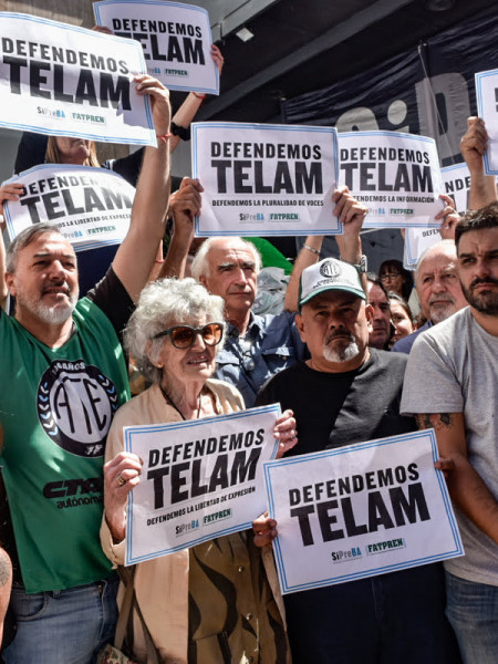 <p>Trabajadores y trabajadoras de Télam protestan contra el cierre de la agencia. / <strong>Marita Costa</strong></p>