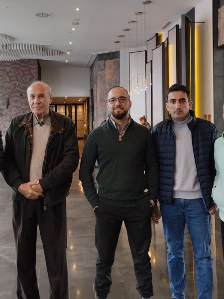 <p>Cinco de los refugiados gazatíes que se hospedan en el hotel Ilunion Alcalá Norte, Madrid. / <strong>C. H. F.</strong></p>