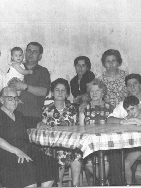 <p>Fotografía familiar tomada tras el nacimiento de María José Picó. /<strong> Imagen cedida</strong></p>