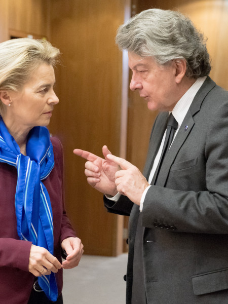 <p>Ursula Von der Leyen y Thierry Breton en 2020. / <strong>Etienne Ansotte - Comisión Europea </strong></p>