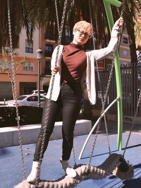 <p>Susana Ye en un parque de Valencia. / <strong>Carolina TR @belovedheartofgold</strong></p>