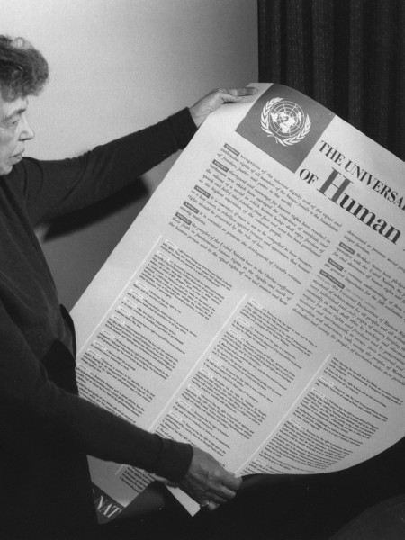 <p>Eleanor Roosevelt sostiene una copia de la Declaración Universal de Derechos Humanos en 1949. / <strong>FDR Presidential Library & Museum</strong></p>