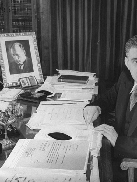 <p>António de Oliveira Salazar sentado en su escritorio, en 1940. / <strong>Bernard Hoffman</strong></p>
