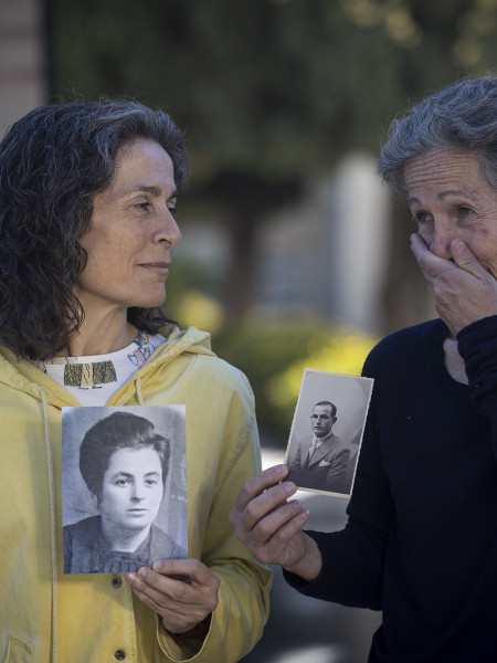 <p>Las hermanas Sanjuán sostienen las fotos de su bisabuela Antonia y su abuelo Ricardo, fusilados por el franquismo. </p>
