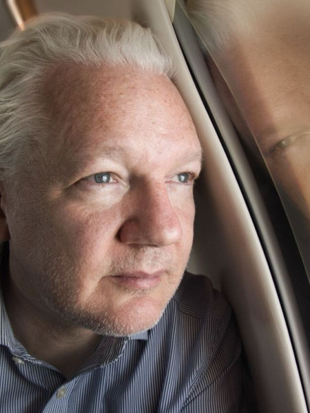 <p>Julian Assange, en el jet camino de Bangkok el martes 25 de junio. / <strong>Twitter (WikiLeaks)</strong></p>