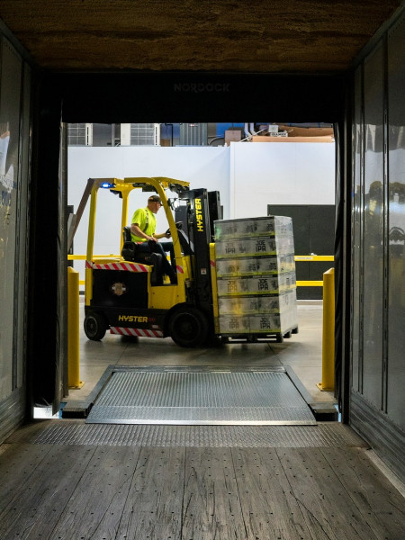 <p>Un trabajador maneja una carretilla elevadora cargada de paquetes de cerveza. / <strong>Elevate (Unsplash)</strong></p>